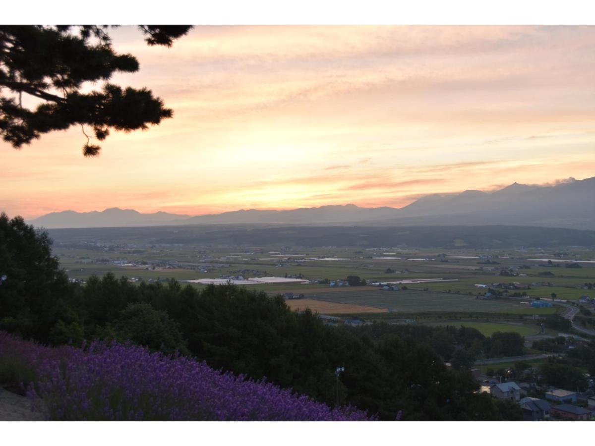 Hotel Hanafuji Inn Nakafurano Екстер'єр фото